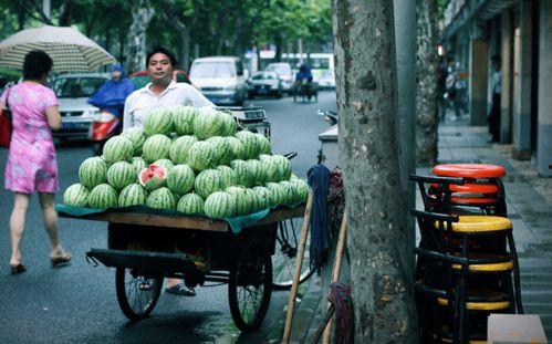 路边围观吃瓜,围观群众热议路边“吃瓜”现场
