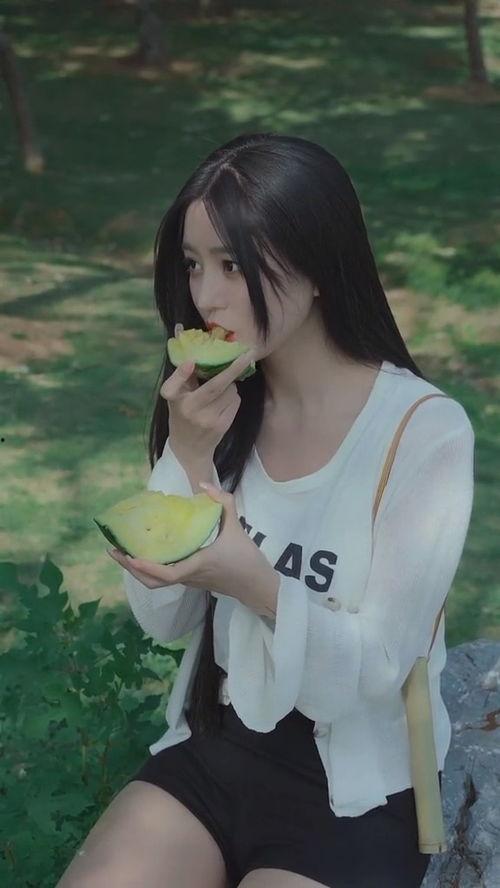 美女陪你吃瓜,共享瓜界盛宴