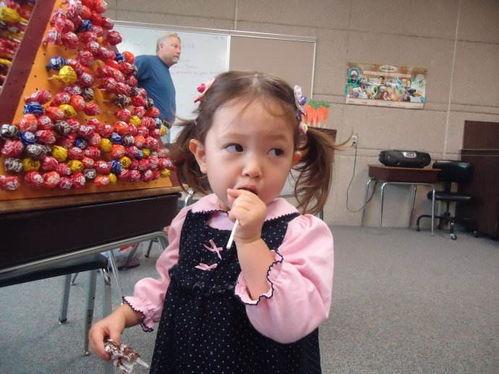 女儿回娘家吃瓜,欢乐吃瓜共享天伦